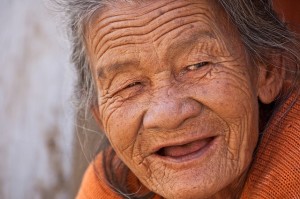 gammal kvinna med rynkor